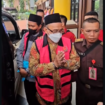 Seorang tersangka memberikan keterangan kepada pers, usai ditetapkan sebagai tersangka korupsi Rp 400 juta dana hibah Pemprov Jatim 2019. Kejaksaan Negeri Gresik menahan tiga pengurus pesantren dalam kasus ini, masa penahanan mulai 11 Februari 2026. Foto: Instagram@gresiksatu