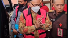 Seorang tersangka memberikan keterangan kepada pers, usai ditetapkan sebagai tersangka korupsi Rp 400 juta dana hibah Pemprov Jatim 2019. Kejaksaan Negeri Gresik menahan tiga pengurus pesantren dalam kasus ini, masa penahanan mulai 11 Februari 2026. Foto: Instagram@gresiksatu