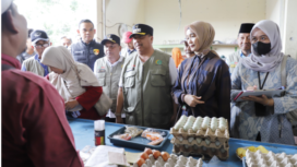 Jelang Ramadhan 2026, Bupati Jombang dan pejabat dari Bapanas melakukan sidak sruvei harga -harga di pasar tradisional Jombang,. Foto: swarajombang.com/ elok apriyanto