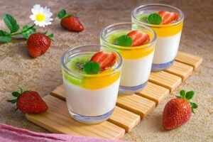 Segarnya Buka Puasa dengan Puding Sutra Buah Strawberry