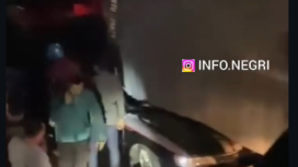 Senuah sedang Corolla ditumpangi enam orang, ayah, ibu dan balita meninggal dunia.  Kendaraan itu tertimpa kontener 32 berisi minyak sawit, akibat  truk trailer tergelincir di Jalan Irigasi Bendasari, Desa Kondangjaya, Kecamatan Karawang Timur, terjadi pada Minggu (15/2/2026) pukul 20.00 WIB. Foto