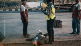 Kakek berusia 67 tahun, tergeletak di jalanan by pass Krian, akibat ditabrak motor pelajar, setelah turun dari bus Mira, Selasa, 3 Februari 2026. Korban dibawa ke rumah sakit terdekat. Foto: Instagram@infokrian