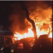 Sebuah gudang merangkap bengkel terbakar di Bareng, Senin 23 Februari 2026. Pasukan damkar Ploso berhasil memadamkan api, sehingga tidak merebet ke bangunan lain. Foto: Instagram@info_jombang