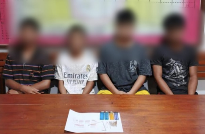 
					Polisi Satresnarkoba Polres Ketapan menangkap empat remaja pelajar SMP di Sandai, Ketapan. Mereka dilaporkan pesat sabu di dalam kelas yang sedang kosong. Polisi pun lakukan tes urine, hasilonya negatif. Ternyata mereka isap tepung maizena. Foto: IDNtimes/is 