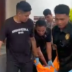 Petugas tenga melakukan evakuasi jenazah Marc Lamy, 62, bawa identitas sebagai polisi militer tentara Kanan, ditemukan meninggal duani di hotel Green Hill, Labuhan Bajo, Jumat 13 Febarui 2026. Foto: ist