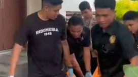 Petugas tenga melakukan evakuasi jenazah Marc Lamy, 62, bawa identitas sebagai polisi militer tentara Kanan, ditemukan meninggal duani di hotel Green Hill, Labuhan Bajo, Jumat 13 Febarui 2026. Foto: ist