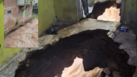 TIM SAR masih terus mencari keberadaan seorang perempuan bernam Enok, 43, Kampung Cijagra, Desa Cilame, Kecamatan Kutawaringin, Kabupaten Bandung, dilaporkan hilang pada Senin (2/2/2026). Tampak lantai kamar mandinya jebol, langsung ke sungai. Foto: ist