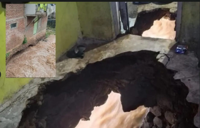 
					TIM SAR masih terus mencari keberadaan seorang perempuan bernam Enok, 43,  Kampung Cijagra, Desa Cilame, Kecamatan Kutawaringin, Kabupaten Bandung, dilaporkan hilang pada Senin (2/2/2026). Tampak lantai kamar mandinya jebol, langsung ke sungai. Foto: ist