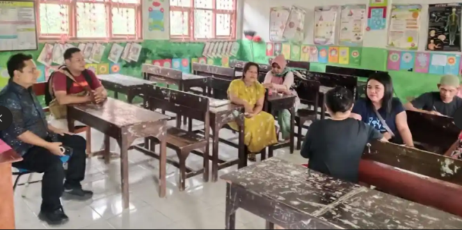 
					Orang tua siswa pada melaporka ke sekolah atas kejadian yang menimpa anaknya. Karena ibu guru melakukan penggelesahan tas, bahkan menelangani siswa laki lagi dan siswa perempuan mengenakan pakian dalam. Kini guru tesrebut dinonaktifkan. Foto: ist