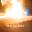 Sebuah mobil BMW berusaha mendahului dari bahu jalan, menyeruduk sebuah SIBV Jetour yang telempar lalu terbakar, di tol jagorawai, Minggu malam 1 Februari 2026. Foto: Instagram@lbj_jakarta