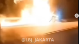 Sebuah mobil BMW berusaha mendahului dari bahu jalan, menyeruduk sebuah SIBV Jetour yang telempar lalu terbakar, di tol jagorawai, Minggu malam 1 Februari 2026. Foto: Instagram@lbj_jakarta
