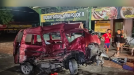Beginilah kondisi kendaraan minibus Esppas pink riongsek berat, akibat tertabrab PO Sumber Seloamat, di jala Raya Glgahan Perak, Jombang, Rabu dini hari 11 mFebaruari 2026. Foto: Instagram@infoseputarjombang