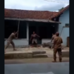 Seorang ODGJ di Kebumen membawa parang melakukan perlawanan, saat petugas Satopol PP, polsek Alian dan Koramil hendak melakukan evakuasi. ODG itu berhasil menebas kepala seorang anggota Satpol PP bernama Mochamad Taik, akhirnya meningala dunia. Foto: Instagram@kamerapengawasa