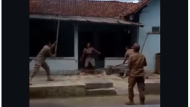 Seorang ODGJ di Kebumen membawa parang melakukan perlawanan, saat petugas Satopol PP, polsek Alian dan Koramil hendak melakukan evakuasi. ODG itu berhasil menebas kepala seorang anggota Satpol PP bernama Mochamad Taik, akhirnya meningala dunia. Foto: Instagram@kamerapengawasa