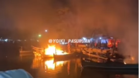 Terjadi kebakaran tiga hingga empat unit perahu milik nelayan yang ditambatkan di area labuh di Ngemplak–Kisik, Pasuruan, Rabu sekitar 20.41 wib, 4 Februari 2026. Foto: Instagram@yoiki_pasuruan