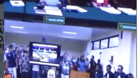 Gubernur Jawa Timur, Khofifah Indar parawansa hadiri sidang Pengadilan Tipikor, kamis 12 Februari 2025. Sebelum masuk sidang ia mendapat sambutan sholawat dari Muslimat, dan pendukungnya di halaman pengadilan. Foto: Instagram@portalJTV