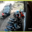 Detik-detik seorang bocah 7 tahun, sedang di atas motor menunggu ibunya berbelanja sosis. Tiba-tiba dari arah utara sebuah mobil Escudo menyantap moto dan bocah itu hingga lerlepmar 10 meter, dan meninggal dunia, di jalur arah Bromo, Pasuruan, Minggu 15 Febaruari 2026. Foto: Instagram@pasuruankekinian