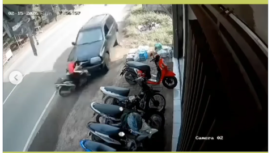 Detik-detik seorang bocah 7 tahun, sedang di atas motor menunggu ibunya berbelanja sosis. Tiba-tiba dari arah utara sebuah mobil Escudo menyantap moto dan bocah itu hingga lerlepmar 10 meter, dan meninggal dunia, di jalur arah Bromo, Pasuruan, Minggu 15 Febaruari 2026. Foto: Instagram@pasuruankekinian