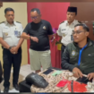 Petugas Lapas Kelas I Surabaya, berhasil mengamankan barang bukti serta meringkus pelaku pelemparan narkoba dengan cara melempar dari luar pagar. Foto: Instagram@lapassurabaya