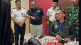 Petugas Lapas Kelas I Surabaya, berhasil mengamankan barang bukti serta meringkus pelaku pelemparan narkoba dengan cara melempar dari luar pagar. Foto: Instagram@lapassurabaya