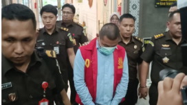 Djie A Lies alias Alinto, bos PT KMM distributor semen Baturaja, Sumsel, telah mnngenakan rompi oranye, disampaikan saat Kejati Sumsel menggelar skonferensi pers, Senin, 9 Febaruari 2026. Foto: ist