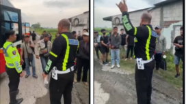 Petugas Turjawali Lantas Polres Jombang temukan botol berisi minuman keras, saat menyetop dan menggeledah PO Bus Harapan Jaya, di sekitar perlintasan rel KA Bandarkedungmulyo.  Senin 16 Februari 2026. Foto: Instagram@kabarjombangdotcom