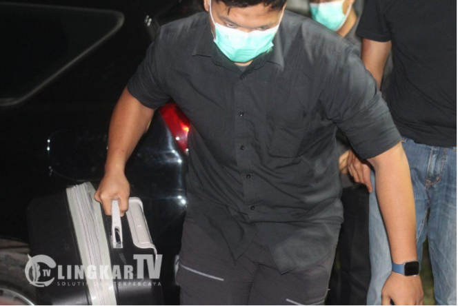 
					Petugas KPK angkut seumlah koper dari kantor Koperasi Simpan Pinjam dan Pembiayaan Syariah (KSPPS) Artha Bahana Syariah di Pati, Jawa Tengah, pada Selasa, 24 Februari 2026. Penggeldahan ini masih terakit dengan OTT KPK terhadap bupati pati, Sudewo, 19 Januari 2026. Foto: lingkartv.com