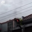 Dua pekerja yang membersihkan sebuah gedung apotek di Jl. Dipongeoro, Gondanglegi Kulon, Kabupaten Malang, alami luka bakar akibat tersengat listrik, Sabtu, 7 Febrruari 2026. Foto: Instagram@jtvmalangofficial