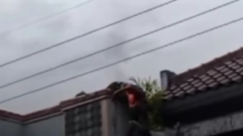 Dua pekerja yang membersihkan sebuah gedung apotek di Jl. Dipongeoro, Gondanglegi Kulon, Kabupaten Malang, alami luka bakar akibat tersengat listrik, Sabtu, 7 Febrruari 2026. Foto: Instagram@jtvmalangofficial