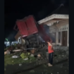 Kecelekaan tunggal, tronton menghantam empat pagar rumah warga. Akibanya, sopir meninggal dunia. Terjadi Jumat, pagi sekitar pukul 05.00 WIB, 27 Februari 2026. Foto: Instagram@magelang_raya