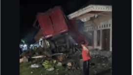 Kecelekaan tunggal, tronton menghantam empat pagar rumah warga. Akibanya, sopir meninggal dunia. Terjadi Jumat, pagi sekitar pukul 05.00 WIB, 27 Februari 2026. Foto: Instagram@magelang_raya