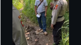 Aparat Polsek Playen, Gunung Kidul, melakukan olah tempat kejadian perkara )(KS), di lokasi nenek Rikiyah,69, menjerit minta tolong, Jumat 30 Januari 2026. Polisi mengamankan tesangka seorang remaja bawah umur pada hari Minggu 1 Febuari 2026. Foto: Instagram@majeliskopi08