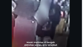 Video viral bikin hebah kawasan Tambora, jakarta, Savbut-Minggu, 7-8 Februari 2026. Isunya adalah ada pria memanggul mayat keliling ke Kampung Tambora, Jakarta. Polisi pun turun tangan untuk menyelidiki, ternyata itu membawa biawak besar. Karena tak punya ongkos angut, ia panggul sendiri. Foto: instagram@inilahcom.