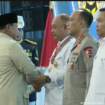 Di sela-sela acara peresmian 1.170 SPPG di lingkungan Polri, Presiden Prabowo Subianto memberi anugerah Bintang Jasa Utama kepada Prof Dr Dandan Hindayana, Kepala BGN, bersama 69 penerima tanda jasa lainnya, Jumat 13 Febaruari 2026. Foto: portal merah putih