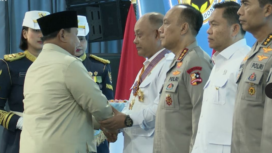 Di sela-sela acara peresmian 1.170 SPPG di lingkungan Polri, Presiden Prabowo Subianto memberi anugerah Bintang Jasa Utama kepada Prof Dr Dandan Hindayana, Kepala BGN, bersama 69 penerima tanda jasa lainnya, Jumat 13 Febaruari 2026. Foto: portal merah putih