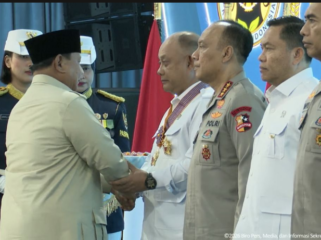 Di sela-sela acara peresmian 1.170 SPPG di lingkungan Polri, Presiden Prabowo Subianto memberi anugerah Bintang Jasa Utama kepada Prof Dr Dandan Hindayana, Kepala BGN, bersama 69 penerima tanda jasa lainnya, Jumat 13 Febaruari 2026. Foto: portal merah putih