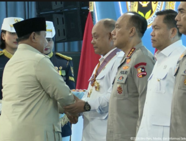 Di sela-sela acara peresmian 1.170 SPPG di lingkungan Polri, Presiden Prabowo Subianto memberi anugerah Bintang Jasa Utama kepada Prof Dr Dandan Hindayana, Kepala BGN, bersama 69 penerima tanda jasa lainnya, Jumat 13 Febaruari 2026. Foto: portal merah putih