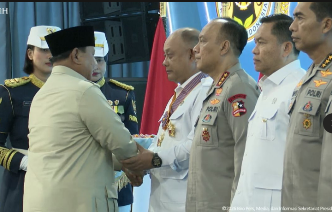 
					Di sela-sela acara peresmian 1.170 SPPG di lingkungan Polri, Presiden Prabowo Subianto memberi anugerah Bintang Jasa Utama kepada Prof Dr Dandan Hindayana, Kepala BGN, bersama 69 penerima tanda jasa lainnya, Jumat 13 Febaruari 2026. Foto: portal merah putih