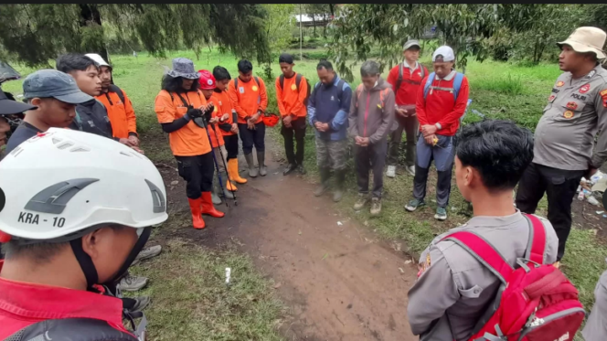 
					Mereka adalah sebagian relawan mandiri yang secara sukarlawa melakukan pencarian secara bergantian selama 22 untuk menemukan keberadaan Yazid Fidausi, dan berhasil menemukan Selasa, 10 Februari 2026. Foto: Ist