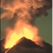 Pantauan erupsi gunung Semeru, terjadi Minggu malam sekitar pukul 22.40 WIB, tampak magma keluar dari pucuk gunung, meluncurkan kolom sekitar 1.000 m, 8-9 Februai 2026. Foto: Instagram@mulyono_pro