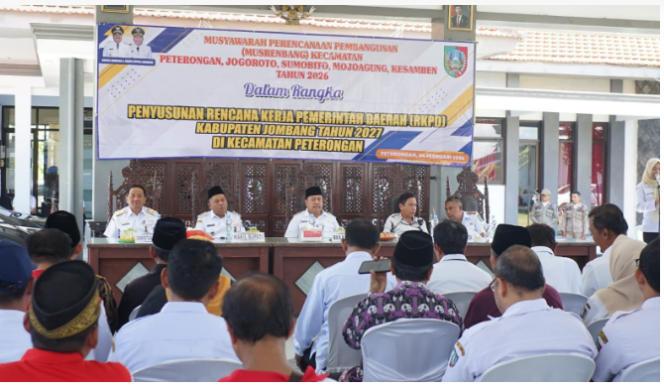 
					Bupati Jombang memimpin acara Musrenbang, 2027 keliling ke kecamatan-kecamatan. Musrenbang ini menyiapkan rencana besar untuk mengurangi kemiskinan ekstrem dan penyediaan lapangan kerja. Foto: jombangkab.go.id