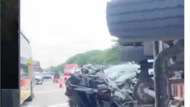 Kecelakaan beruntun melibatkan empat kendaraan terjadi di jalan tol KM 575, Ngawi-Solo, Sabtu siang 12.30 EWIB, 7 Gebaruari 2026.. Tanpa korban jiwa. Foto: Instagram@suarasurabayamedia