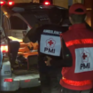 Petugas PMI membawa ambulans melakukan evakuasi dua jenazah korban untuk dibawa ke rumah sakit, Foto: Instagram@jatimnetgroup