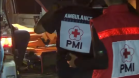 Petugas PMI membawa ambulans melakukan evakuasi dua jenazah korban untuk dibawa ke rumah sakit, Foto: Instagram@jatimnetgroup