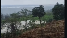 Pihak BPBD Tegal mengingatkan gara wara masyarakat tidak mendatangi danau kecil yang muncul, pasca terjadi bencana tanah bergerak di desa Padasari, Tegal. Karena bisa menjadi pemicu tanah longsor. Foto: Ist