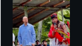 Daam sebuah 'peradilan' adat Toraja, yang dilaksanakan Selasa, 10 Februari 2026, aertis stand-up comedi Pandji Pragiwaksono, terkena sanksi denda berupa seekor babi dan lima ekor ayam sebagai tanda permohonan maaf. Foto: Instagram@lbj_jakarta