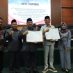 Ketua DPRD Jombang Hadi Amtadji bersama bupati Jombang sahkan Perda Desa/ Kelurahan Sadar Hukum dalam sidanf paripurna. Foto: swarajombang.com/ elok apriyanto