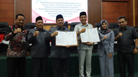 Ketua DPRD Jombang Hadi Amtadji bersama bupati Jombang sahkan Perda Desa/ Kelurahan Sadar Hukum dalam sidanf paripurna. Foto: swarajombang.com/ elok apriyanto