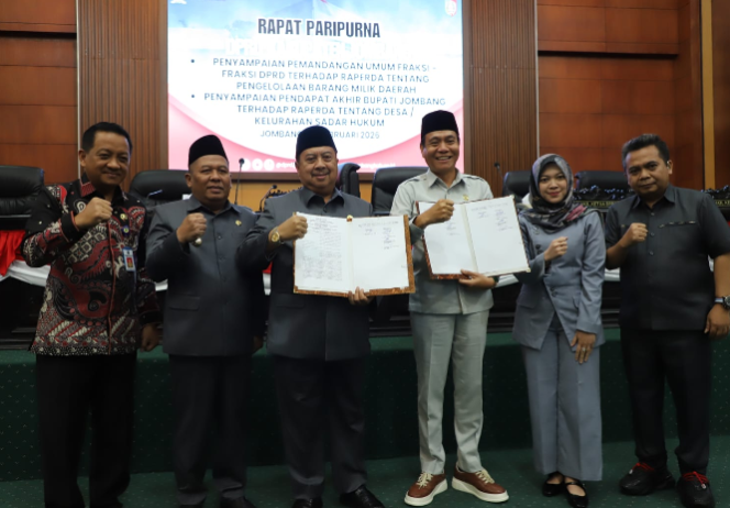 
					Ketua DPRD Jombang Hadi Amtadji bersama bupati Jombang sahkan Perda Desa/ Kelurahan Sadar Hukum dalam sidanf paripurna. Foto: swarajombang.com/ elok apriyanto 