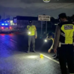 Begaal beraksi di Prigen, Pasuruan, Selasa malam 23.30 WIB, 24 Febaruari 2026. Korbannya dipepet, dibacok menggunakan celurit, motor N-max dibawa kabur. Polisi Prigen tengah melakukan olah TKP. Foto: Instagram@pasuruankekinian